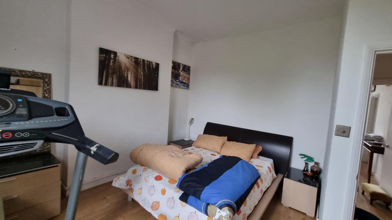 Extra Large One Bedroom Flat With Parking London Exterior foto